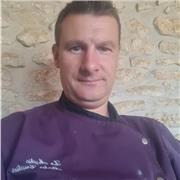 Etant chef de cuisine je peux enseigner des cours de cuisine a tout type de personne aimant cuisinier
